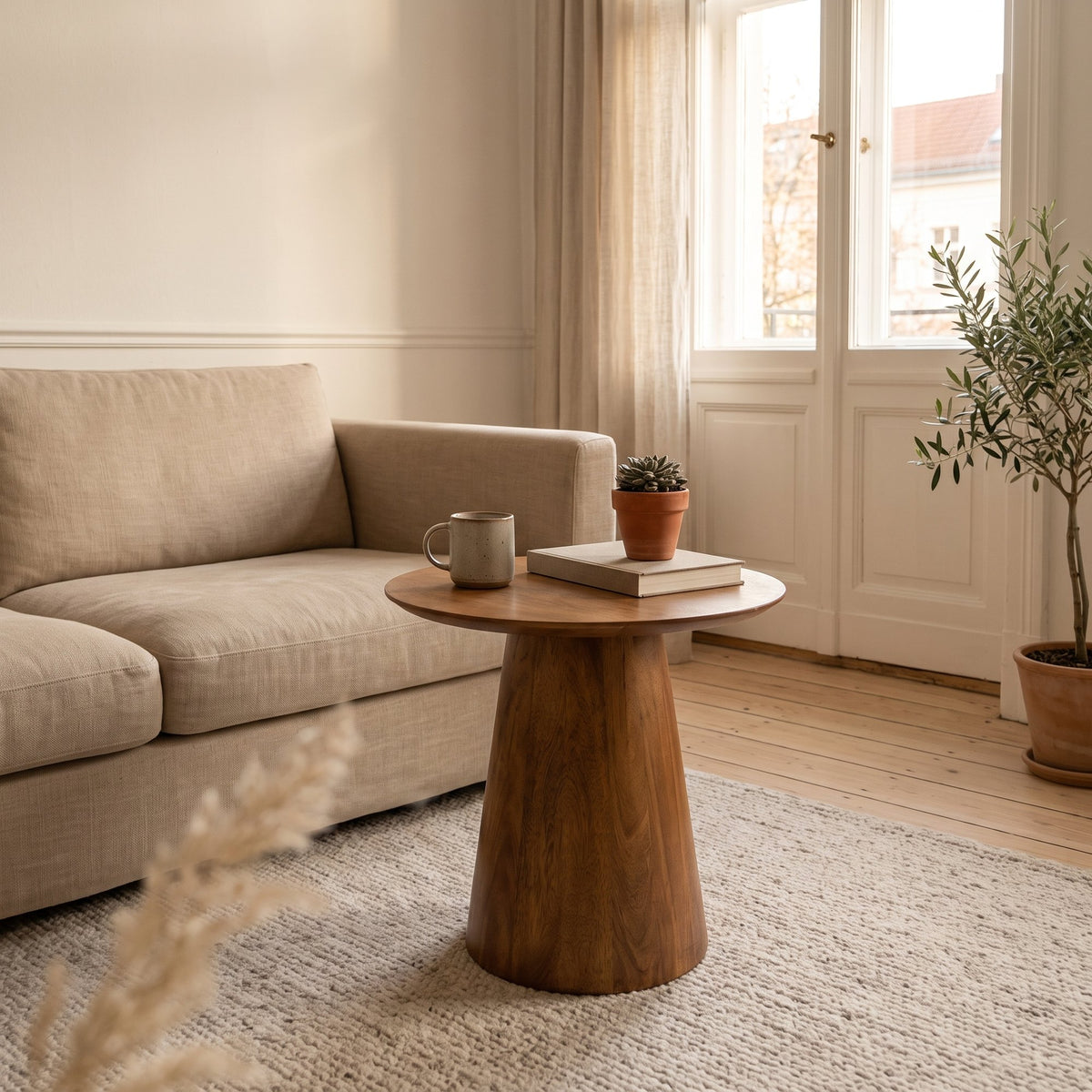 Beistelltisch Curvo rund aus Mangoholz mit Kegelfuß | Interiorbild Wohnzimmer | STUFF Loft