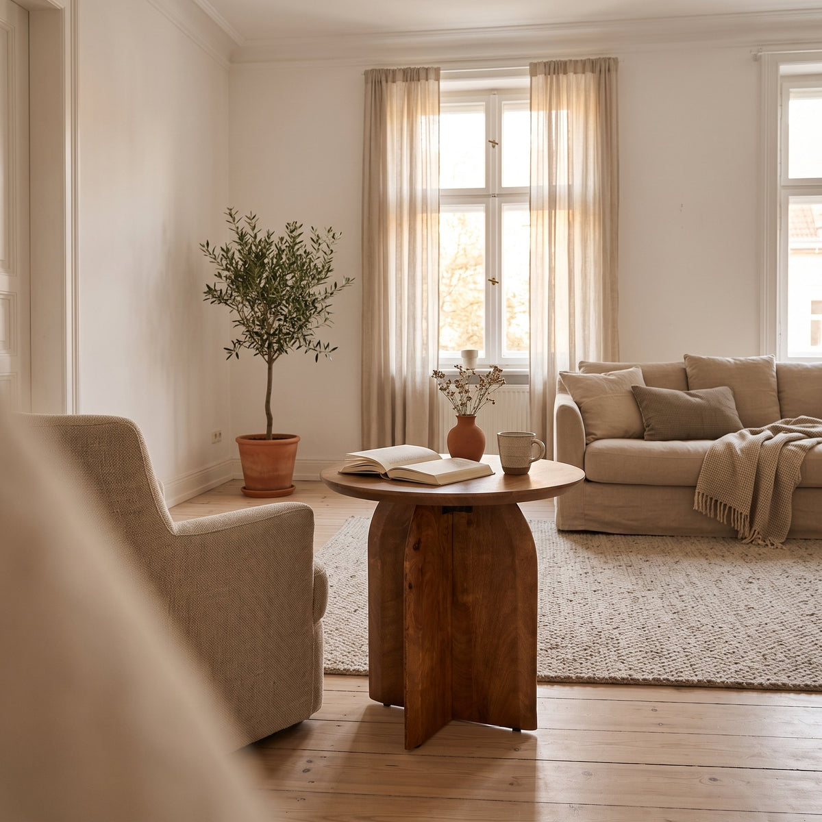 Beistelltisch Curvo rund aus Mangoholz mit Kreuzfuß | Interiorbild Wohnzimmer | STUFF Loft