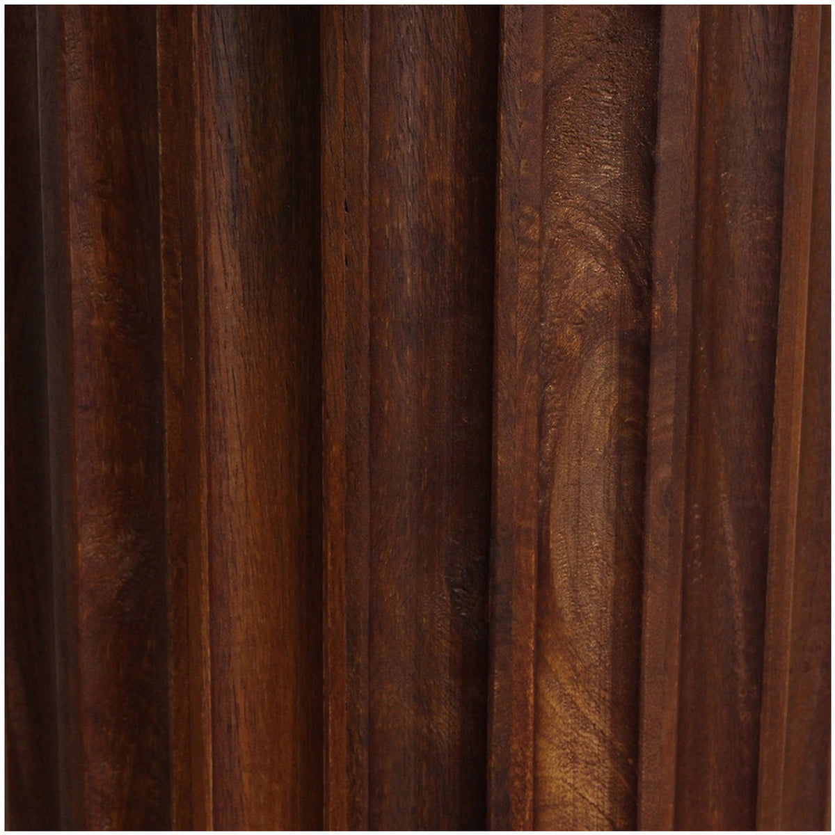 Beistelltisch Curvo rund aus Mangoholz mit Rillenfuß, braun | Detail Holzoberfläche | STUFF Loft