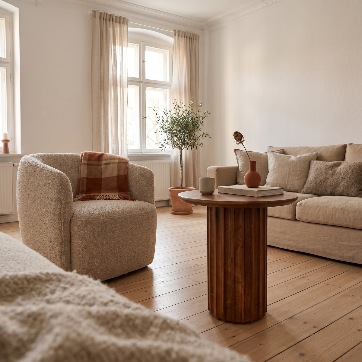 Beistelltisch Curvo rund aus Mangoholz mit Rillenfuß, braun | Interiorbild Wohnzimmer | STUFF Loft