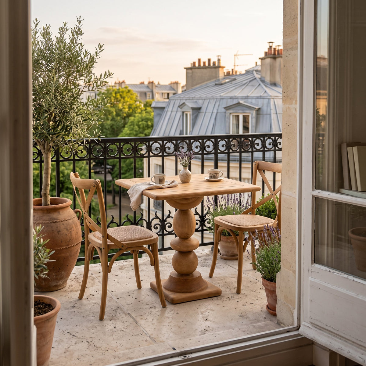 Bistrotisch Teakscape quadratisch aus Teakholz mit gedrechseltem Säulenfuß, 69 cm | Ambientebild Balkon | STUFF Loft