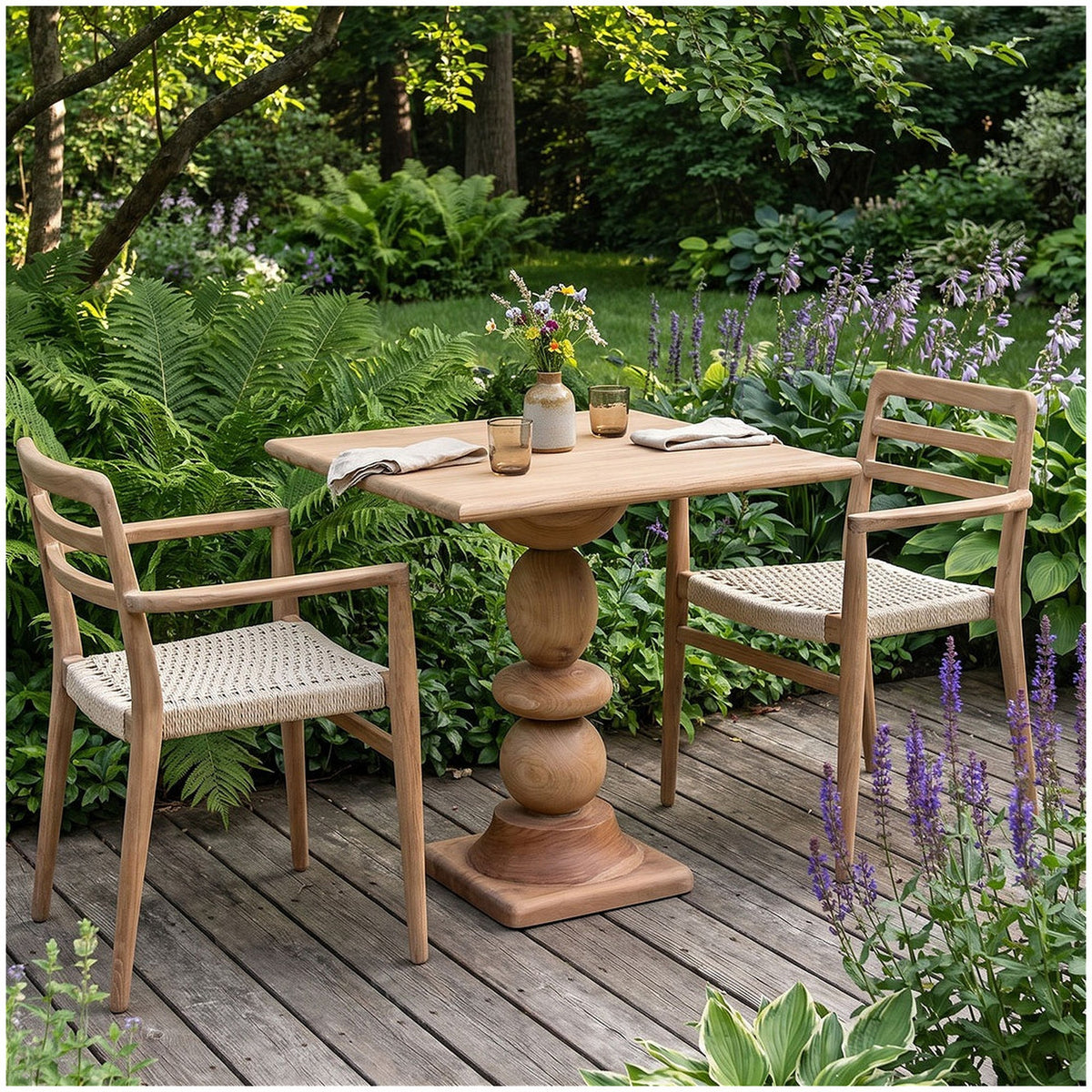Bistrotisch Teakscape quadratisch aus Teakholz mit gedrechseltem Säulenfuß, 69 cm | Detail Holzoberfläche | STUFF Loft