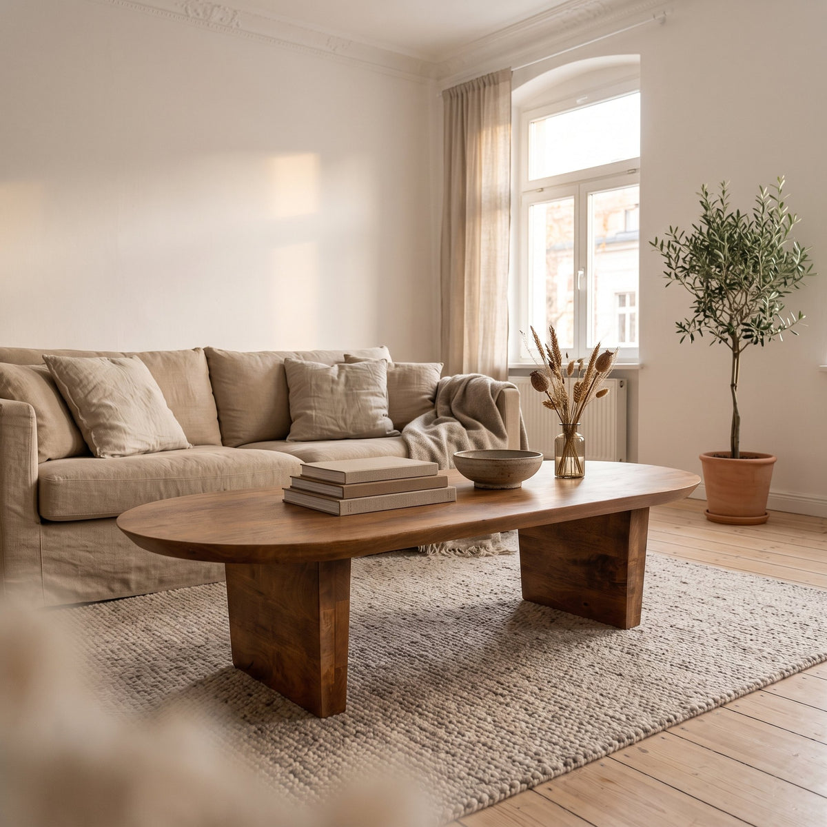 Couchtisch Curvo oval aus Mangoholz, 140 x 60 cm | Interiorbild Wohnzimmer | STUFF Loft