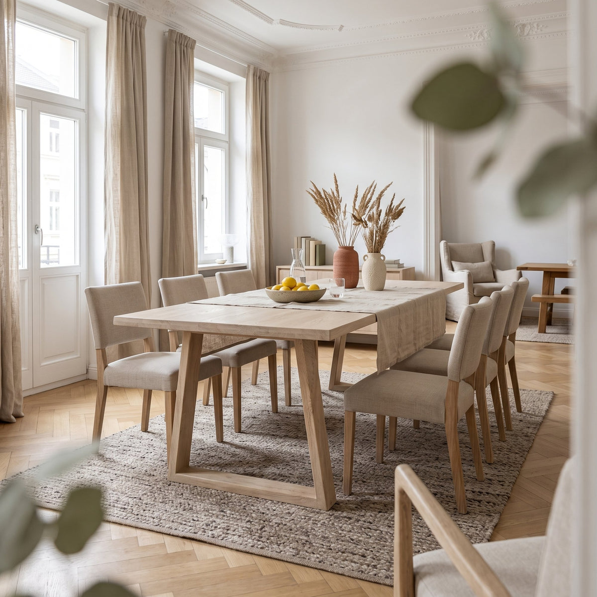 Esstisch Driftwood aus hellem Mangoholz mit Trapezbeinen | Interiorbild Esszimmer | STUFF Loft