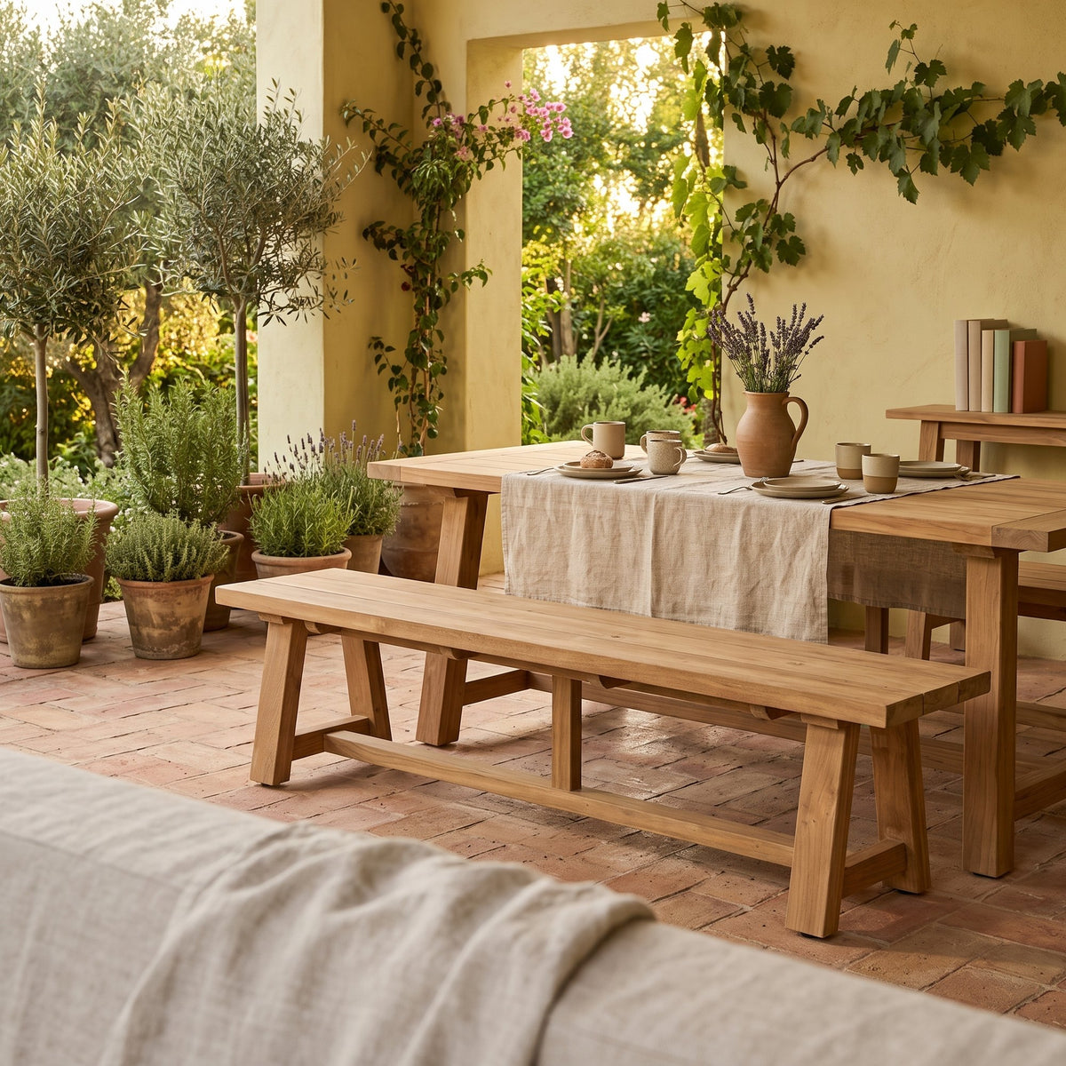 Gartenbank Teakscape aus Teakholz mit Bockbeinen | Ambientebild Terrasse | STUFF Loft