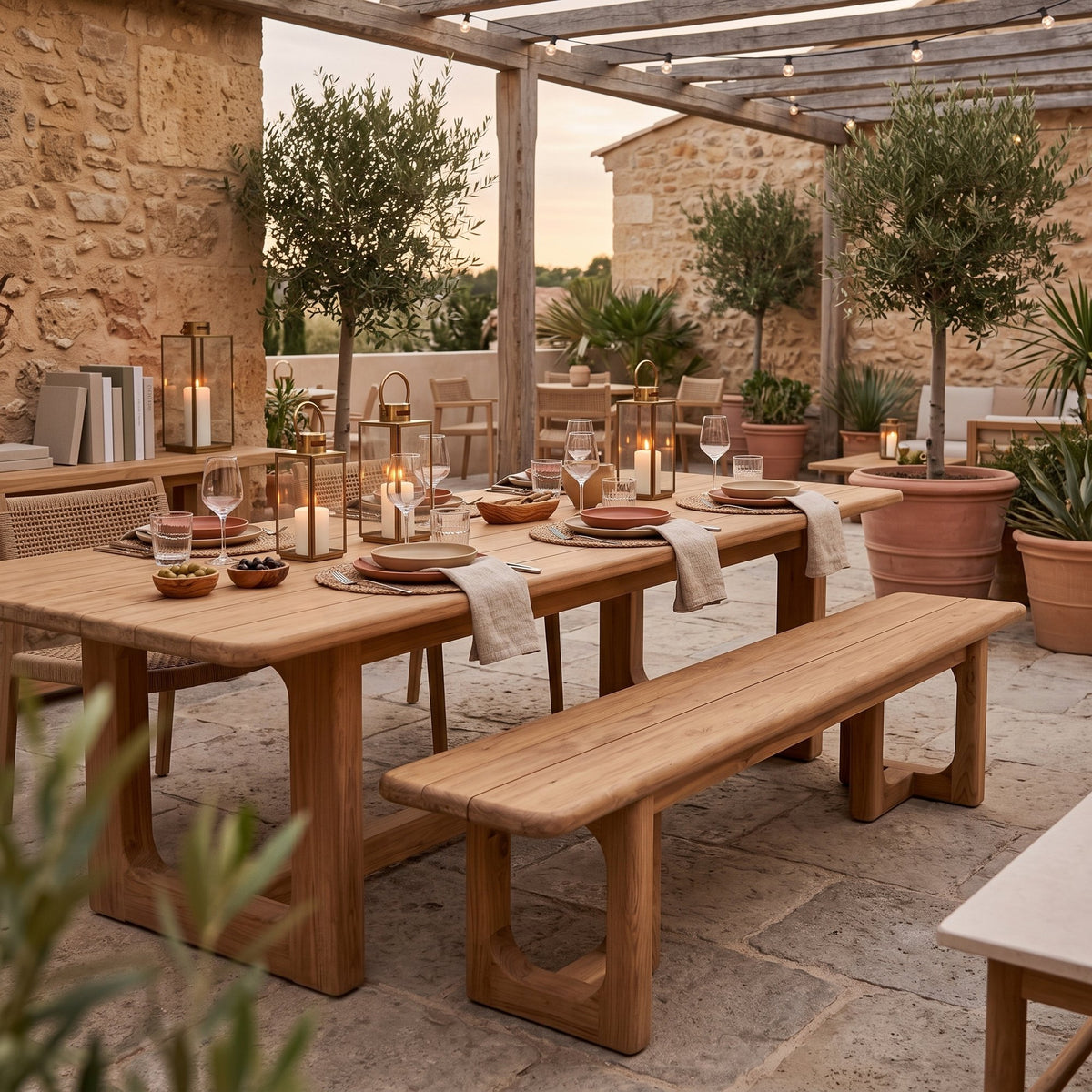 Gartenbank Teakscape aus Teakholz mit Bogenbeinen | Ambientebild Gastronomie | STUFF Loft