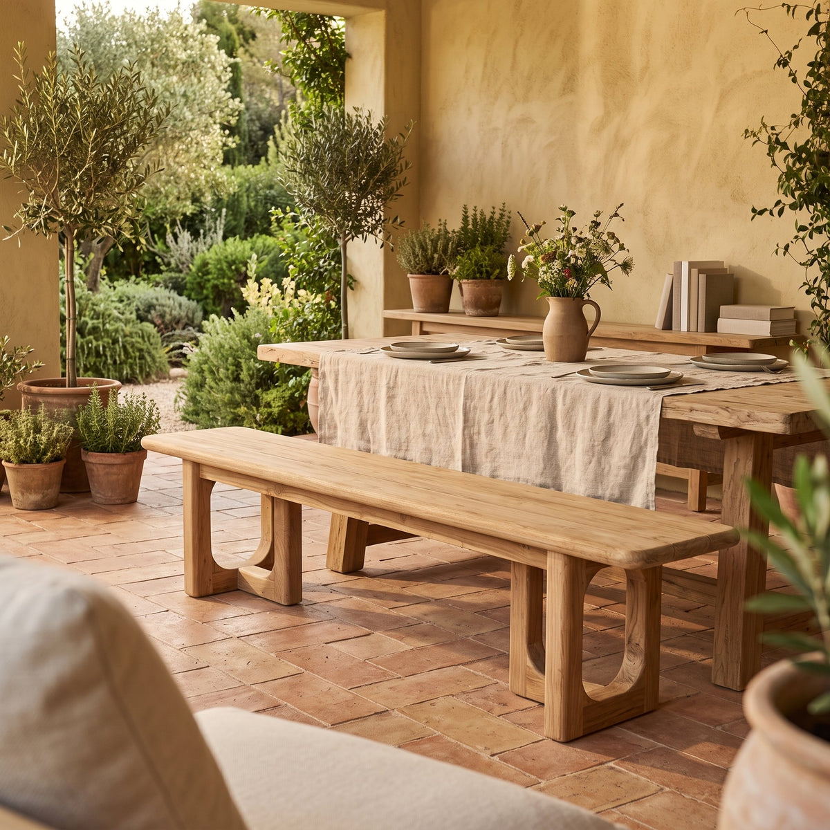 Gartenbank Teakscape aus Teakholz mit Bogenbeinen | Ambientebild Terrasse | STUFF Loft