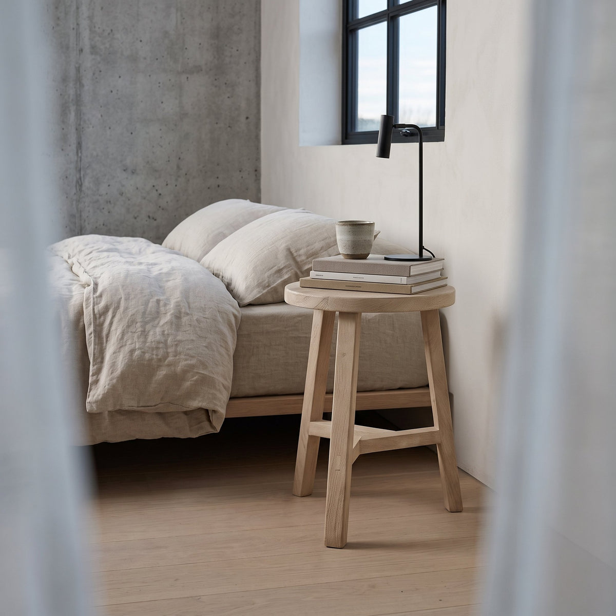Hocker Driftwood rund aus hellem Mangoholz, Ø 34 x 50 cm | Interiorbild | STUFF Loft