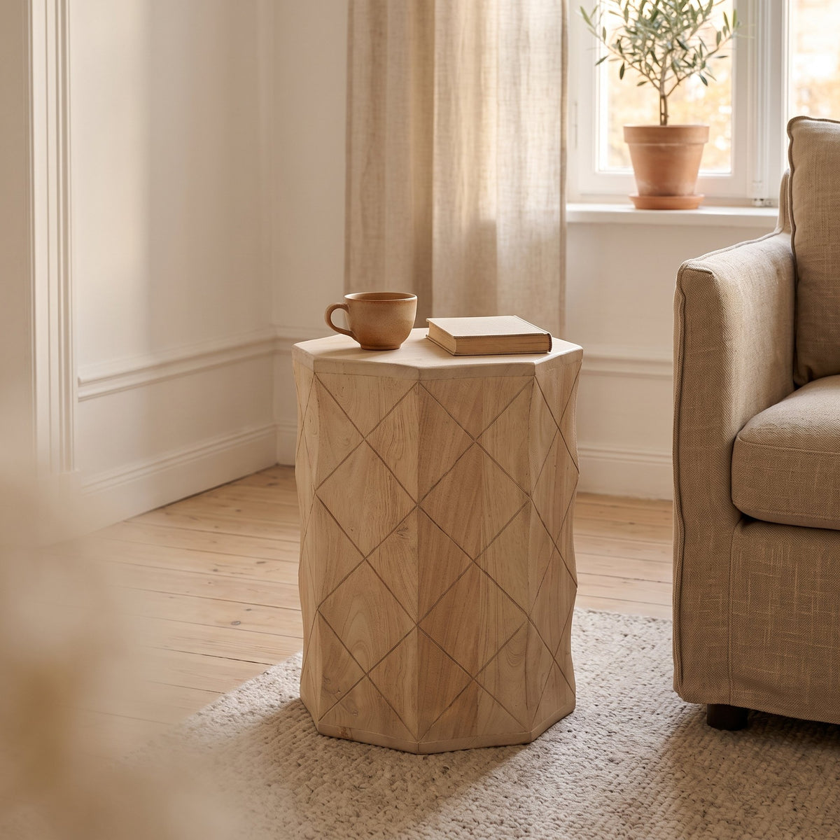 Hocker Driftwood mit Rautenmuster aus hellem Mangoholz, 35 x 45 cm | Interiorbild Wohnzimmer | STUFF Loft