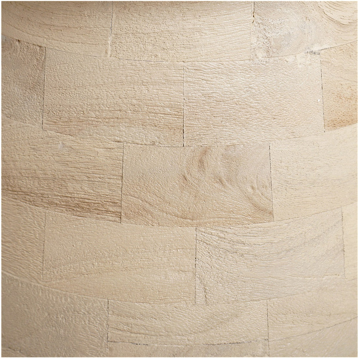 Hocker Driftwood tailliert aus hellem Mangoholz, 35 x 45 cm | Detail Holzoberfläche | STUFF Loft