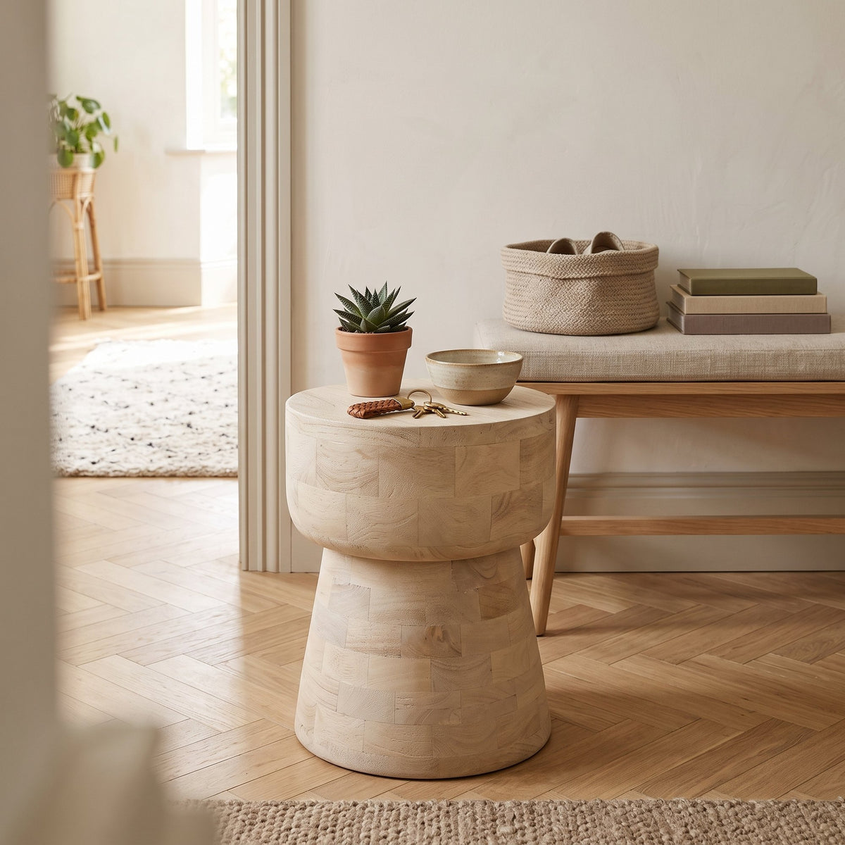 Hocker Driftwood tailliert aus hellem Mangoholz, 35 x 45 cm | Interiorbild Flur | STUFF Loft