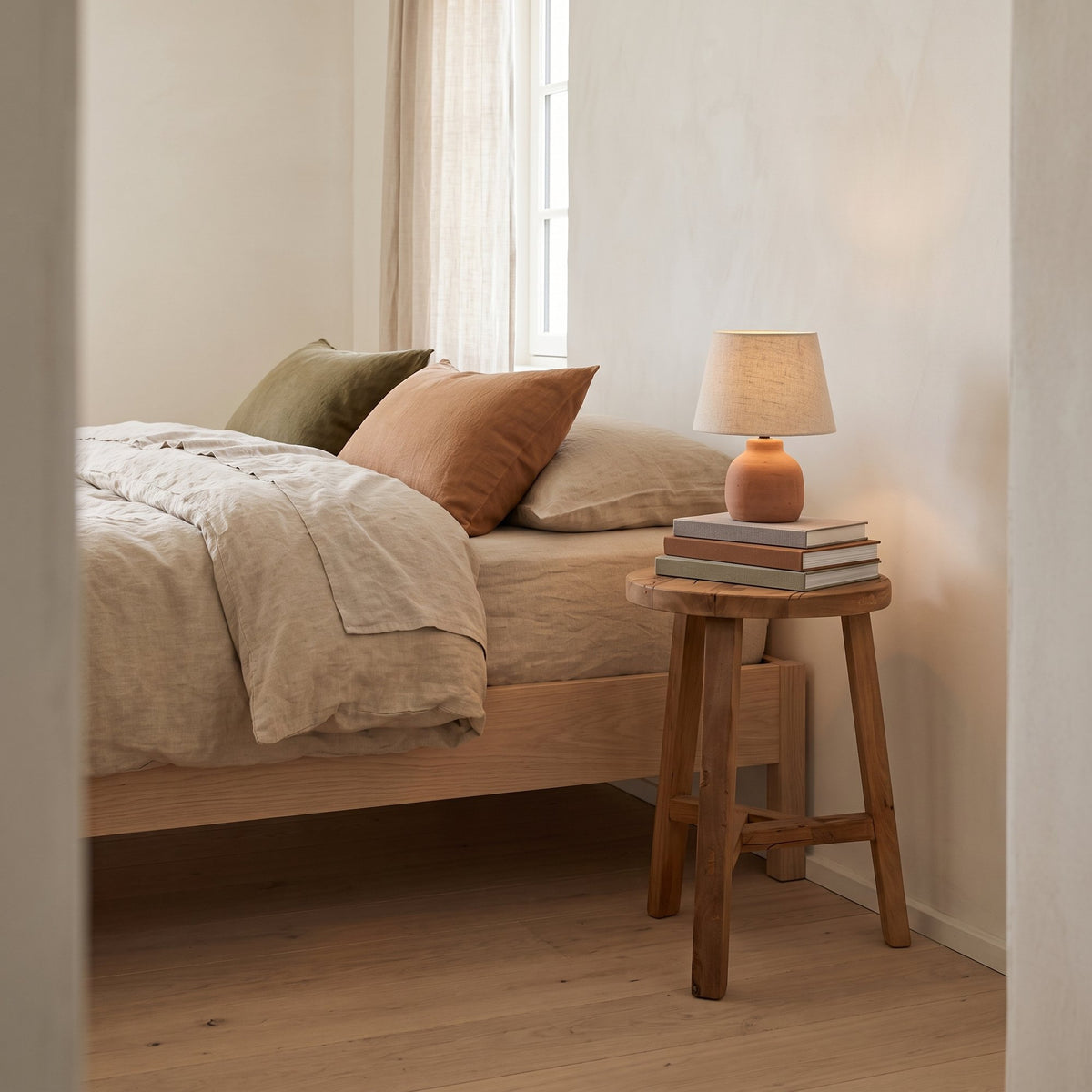 Hocker Grainwood rund aus recyceltem Altholz, Ø 34 x 50 cm | Interiorbild Schlafzimmer | STUFF Loft