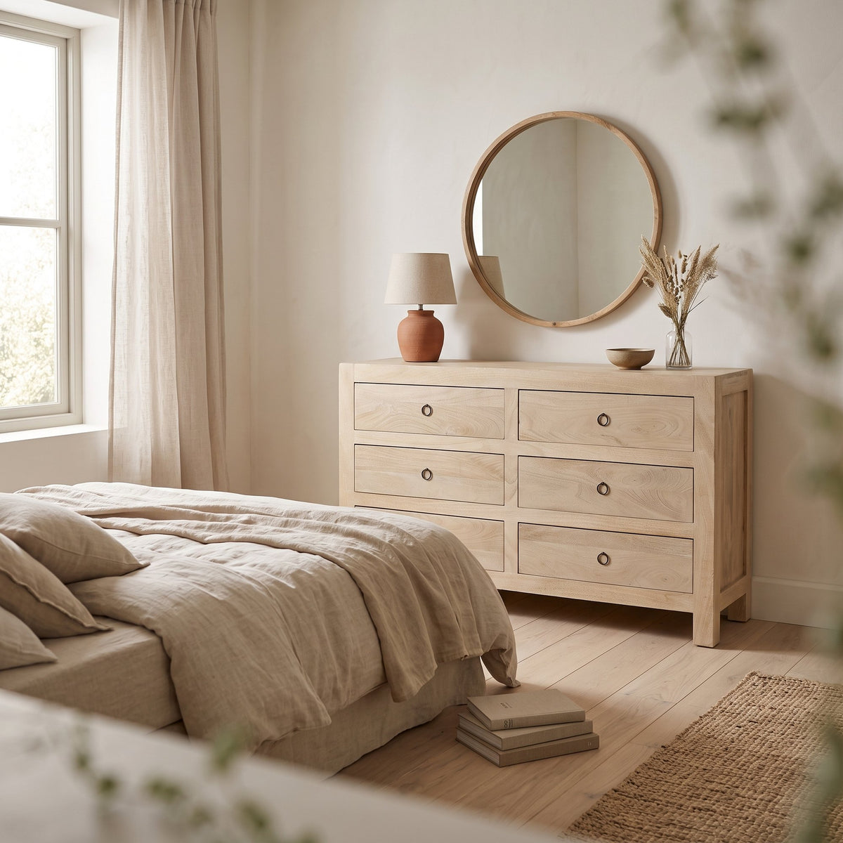 Kommode Driftwood aus hellem Mangoholz mit 6 Schubladen, 140 cm | Interiorbild Schlafzimmer | STUFF Loft