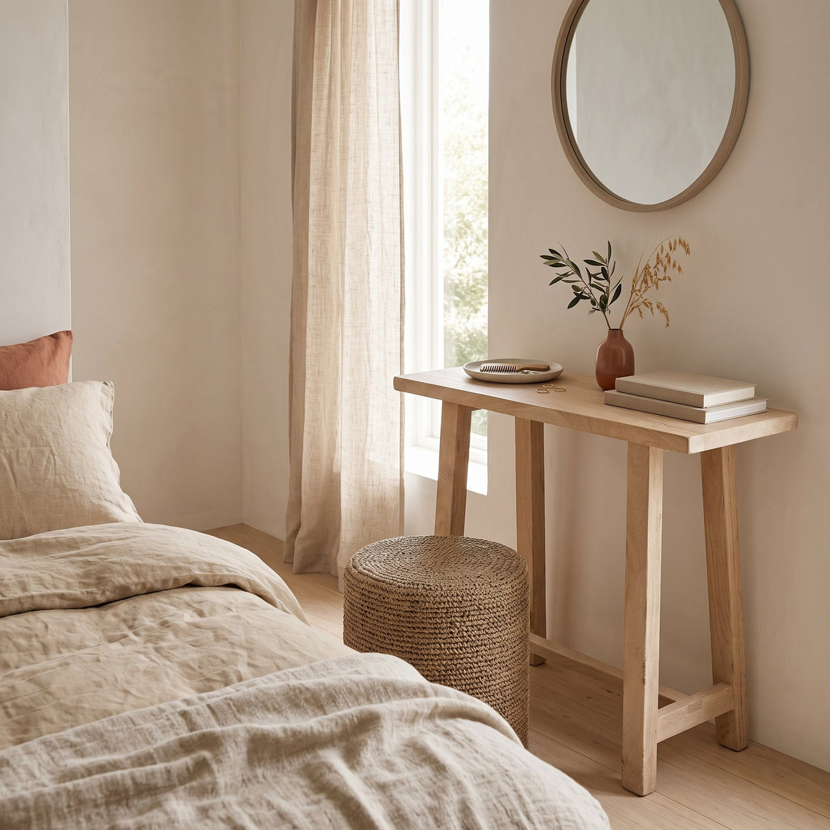 Konsolentisch Driftwood aus hellem Mangoholz, 85 cm | Interiorbild Schlafzimmer | STUFF Loft