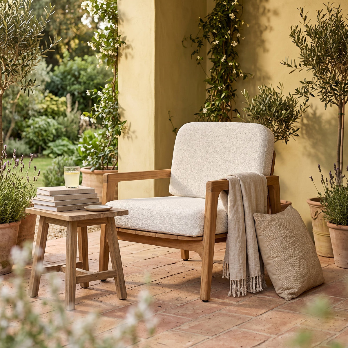 Lounge-Sessel Teakscape aus Teakholz mit naturweißen Kissen | Ambientebild Terrasse | STUFF Loft