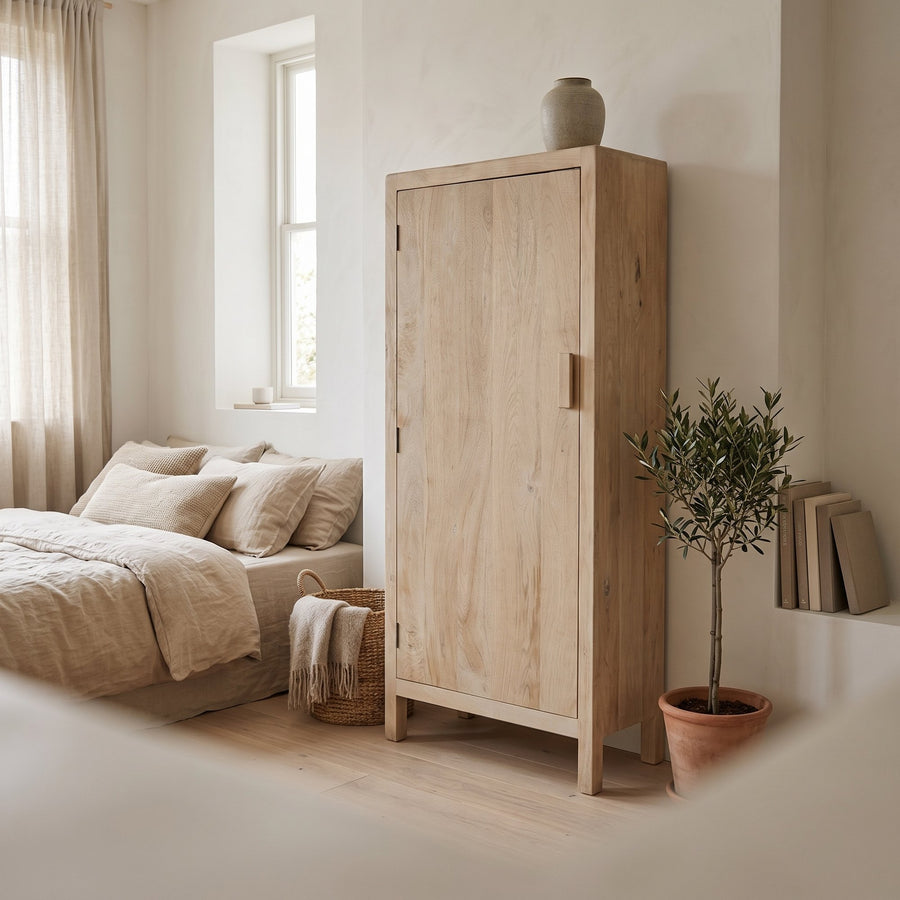 Schrank Driftwood 1-türig aus hellem Mangoholz, 80 x 180 cm | Interiorbild Schlafzimmer | STUFF Loft