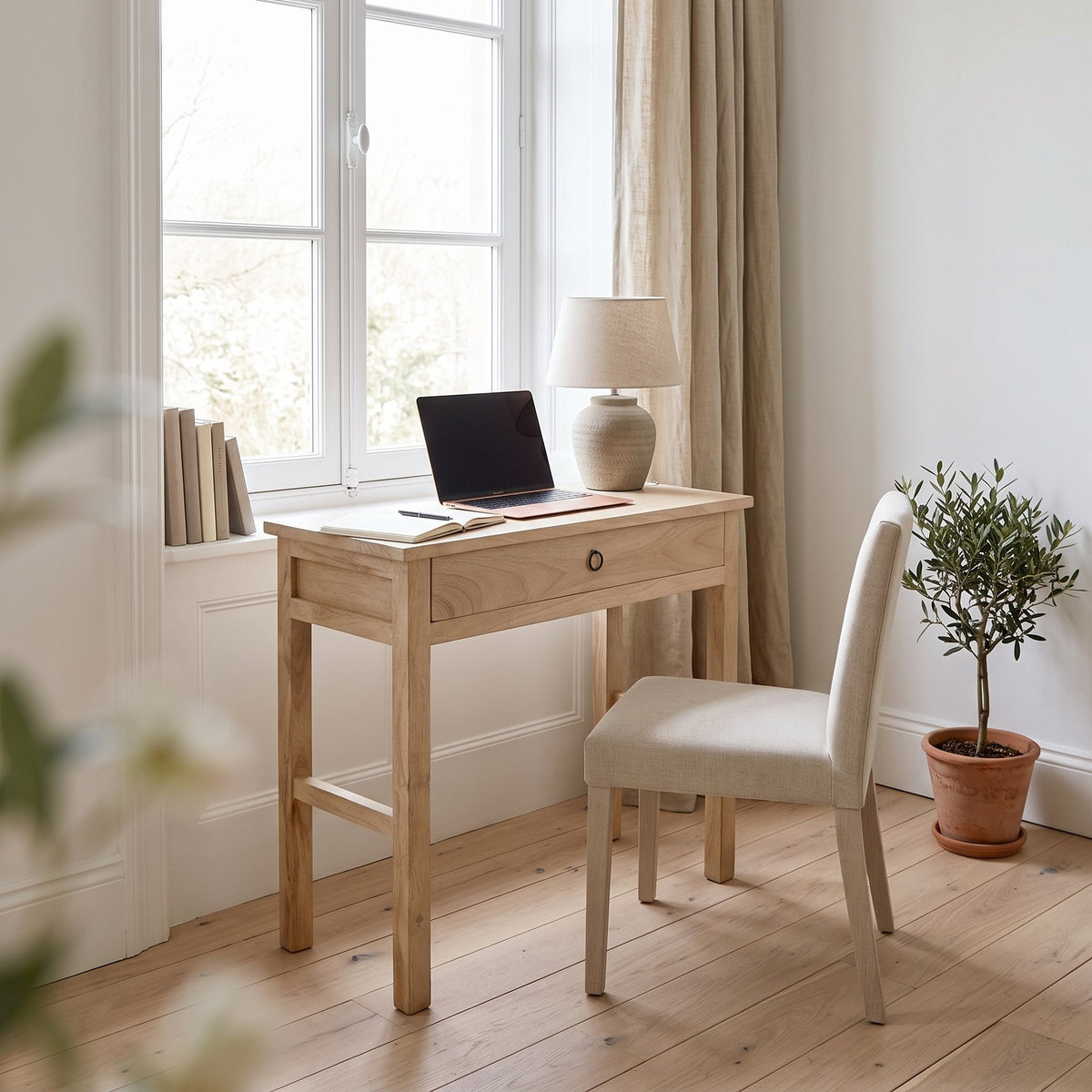 Schreibtisch Driftwood aus hellem Mangoholz mit Schublade, 90 cm | Interiorbild Arbeitsecke | STUFF Loft