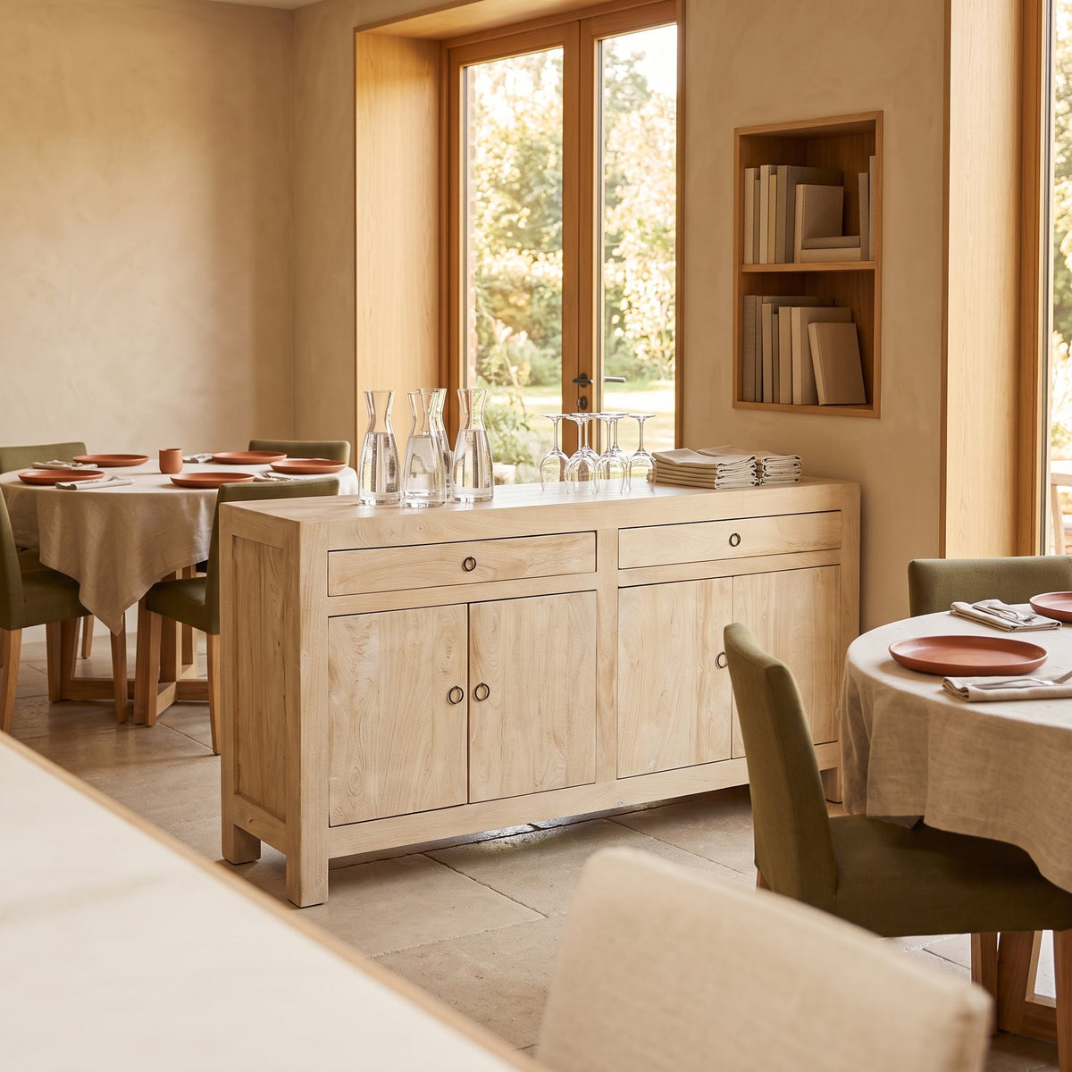 Sideboard Driftwood aus hellem Mangoholz mit 4 Türen und 2 Schubladen, 160 cm | Interiorbild Gastronomie | STUFF Loft