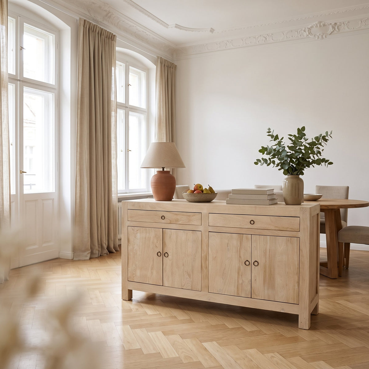 Sideboard Driftwood aus hellem Mangoholz mit 4 Türen und 2 Schubladen, 160 cm | Interiorbild Esszimmer | STUFF Loft