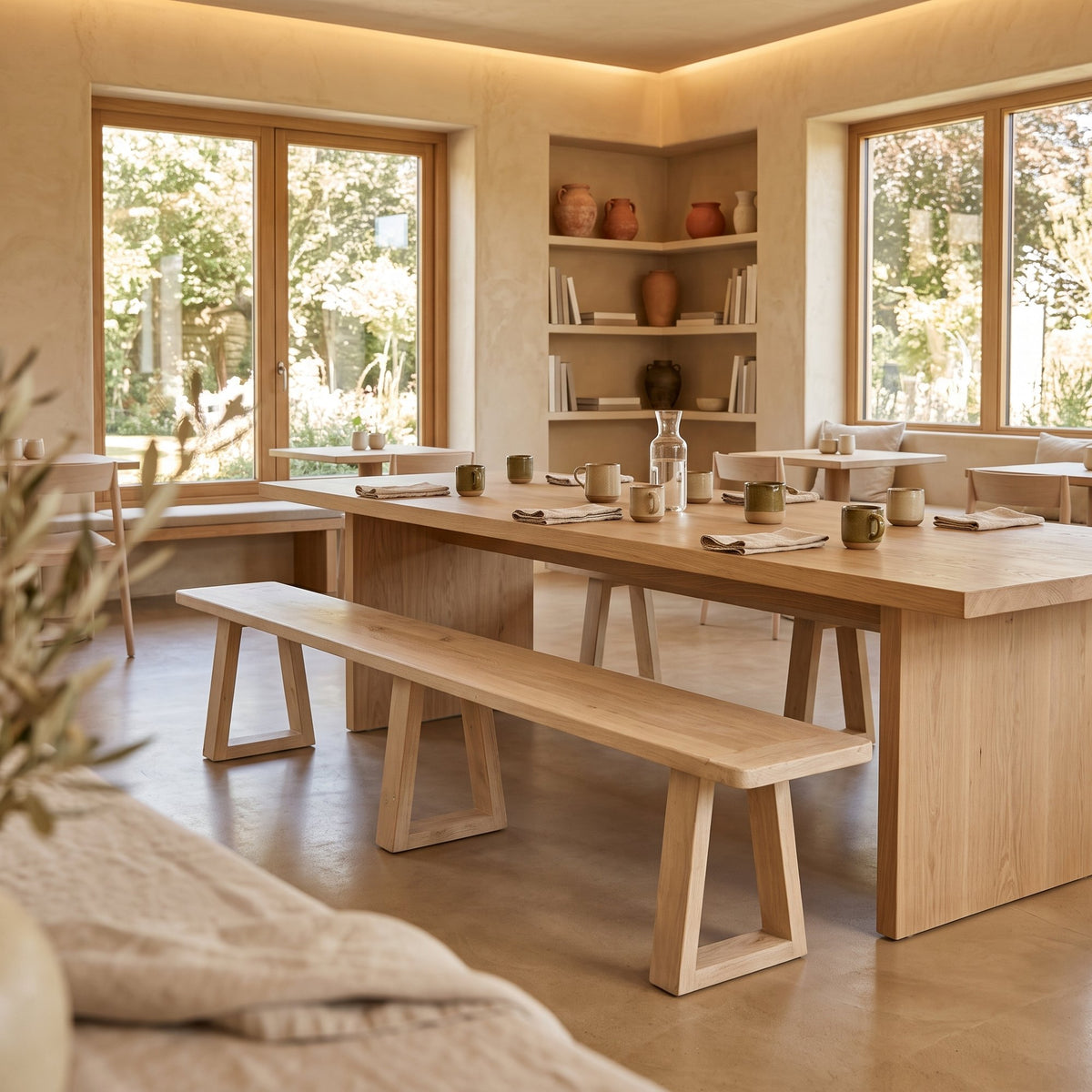Sitzbank Driftwood aus hellem Mangoholz mit Trapezbeinen | Interiorbild Gastronomie | STUFF Loft