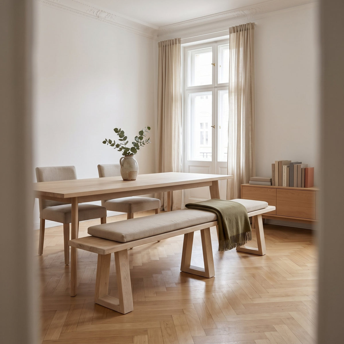 Sitzbank Driftwood aus hellem Mangoholz mit Trapezbeinen | Interiorbild Esszimmer | STUFF Loft