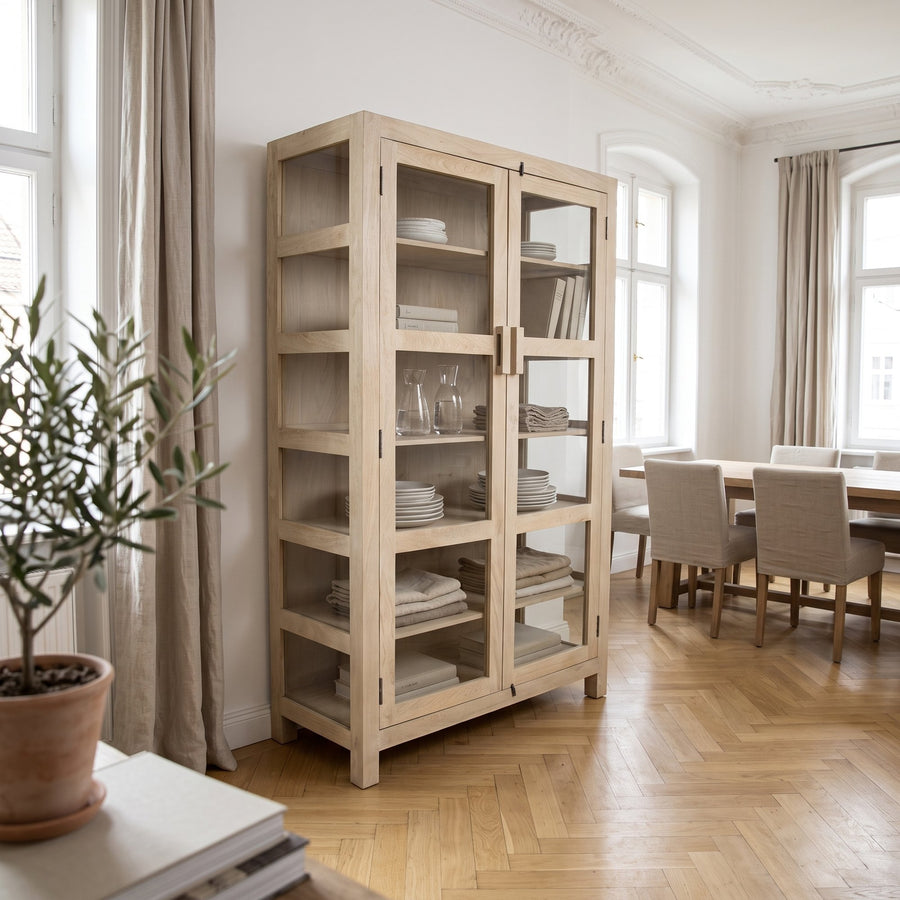 Vitrine Driftwood aus hellem Mangoholz mit 2 Glastüren, 114 x 190 cm | Interiorbild Esszimmer | STUFF Loft