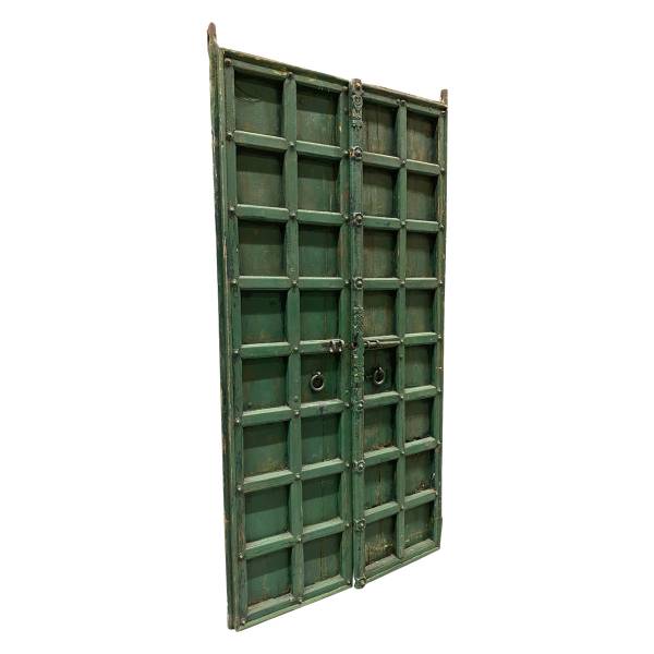 Grüne alte Tür mit quadratischem Design