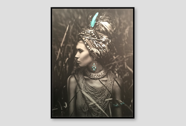Gerahmtes Bild Indian Woman blue aus Aluminium Dialma Brown