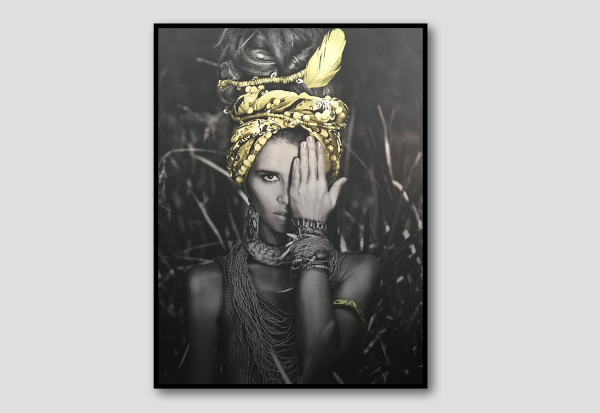 Gerahmtes Bild Indian Woman yellow aus Aluminium Dialma Brown